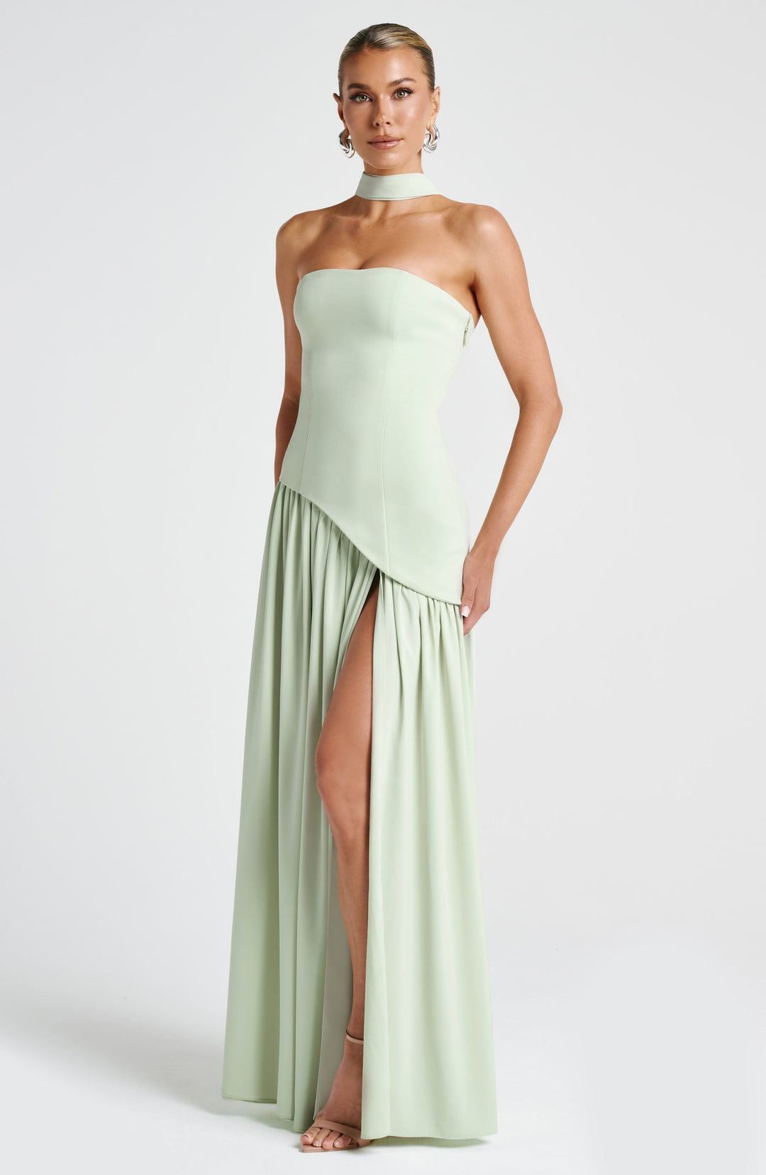 Robe maxi sans manches pour femmes avec haut asymétrique, fente sur la jambe et écharpe au cou