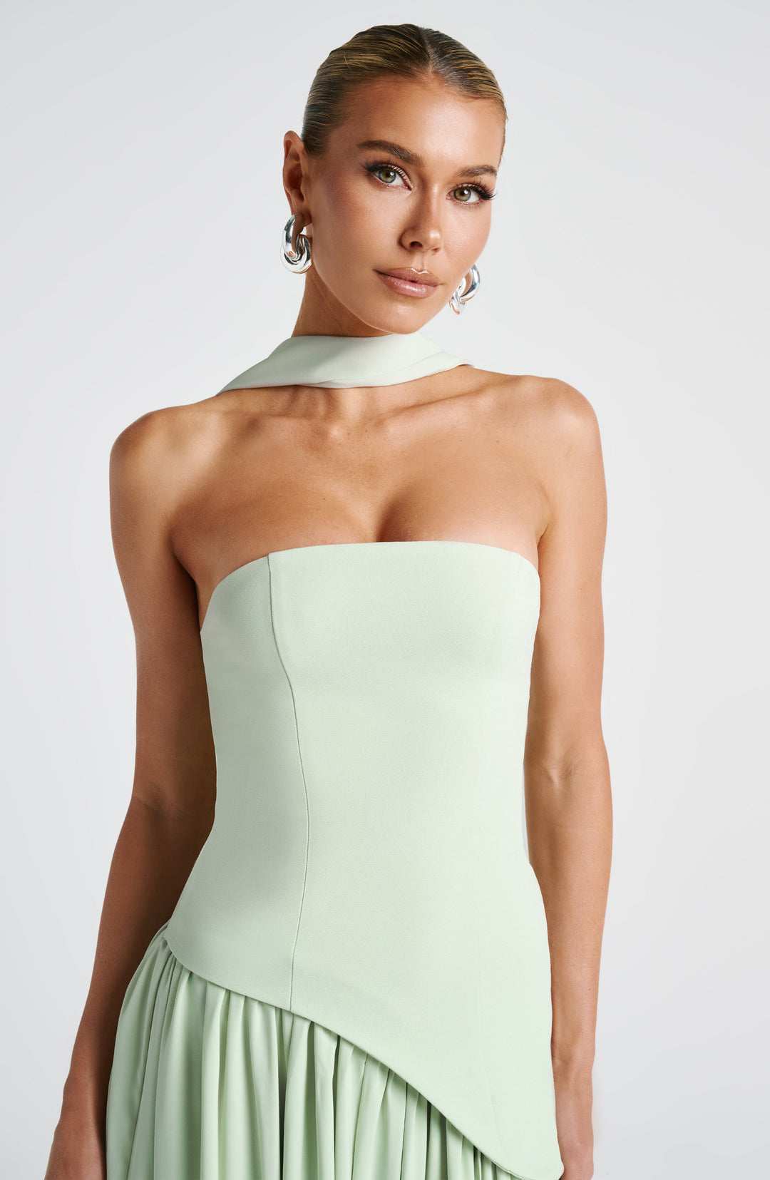 Robe maxi sans manches pour femmes avec haut asymétrique, fente sur la jambe et écharpe au cou