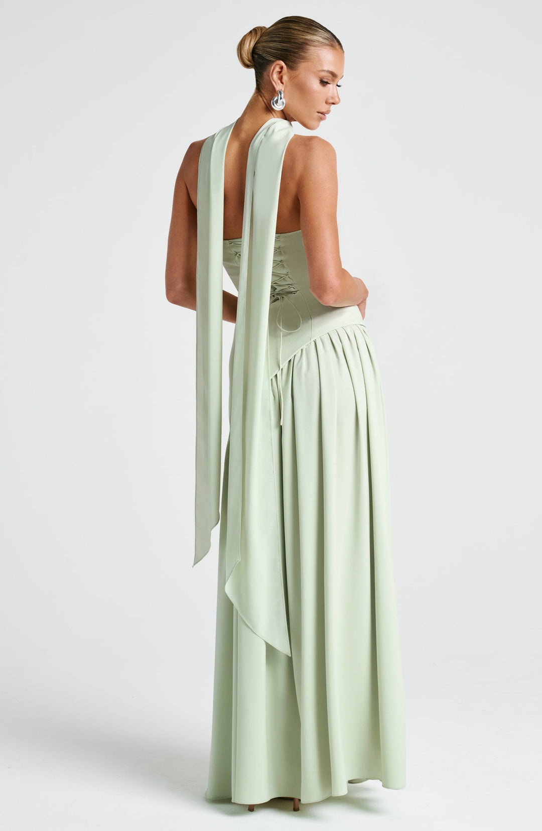 Robe maxi sans manches pour femmes avec haut asymétrique, fente sur la jambe et écharpe au cou