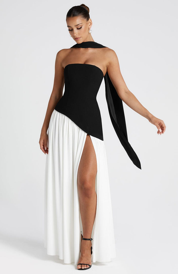 Robe maxi sans manches pour femmes avec haut asymétrique, fente sur la jambe et écharpe au cou