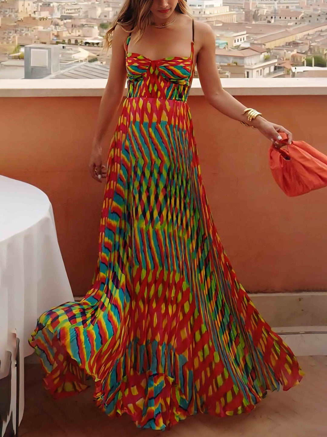 Robe maxi multicolore pour femmes avec bretelles spaghetti et décolleté en cœur avec jupe plissée