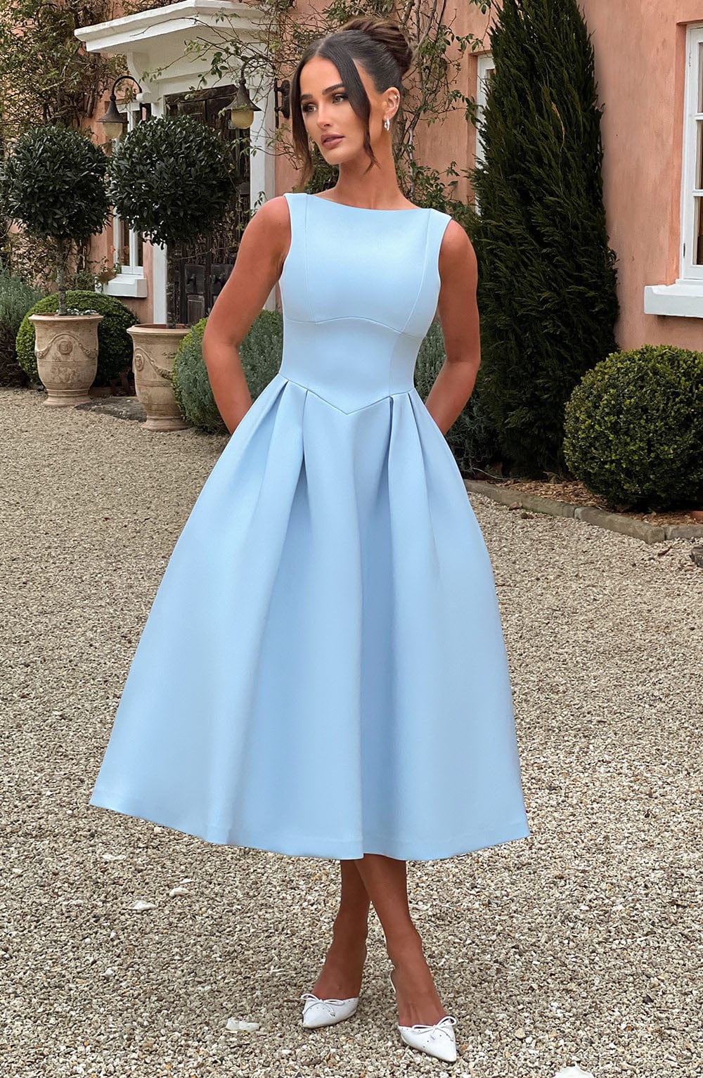 Robe midi femme avec décolleté bateau, taille en V et jupe plissée ample