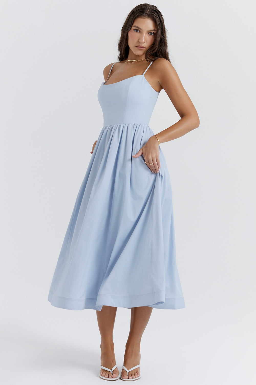 Robe midi femme avec décolleté droit et bretelles spaghetti, couture à la taille et jupe évasée