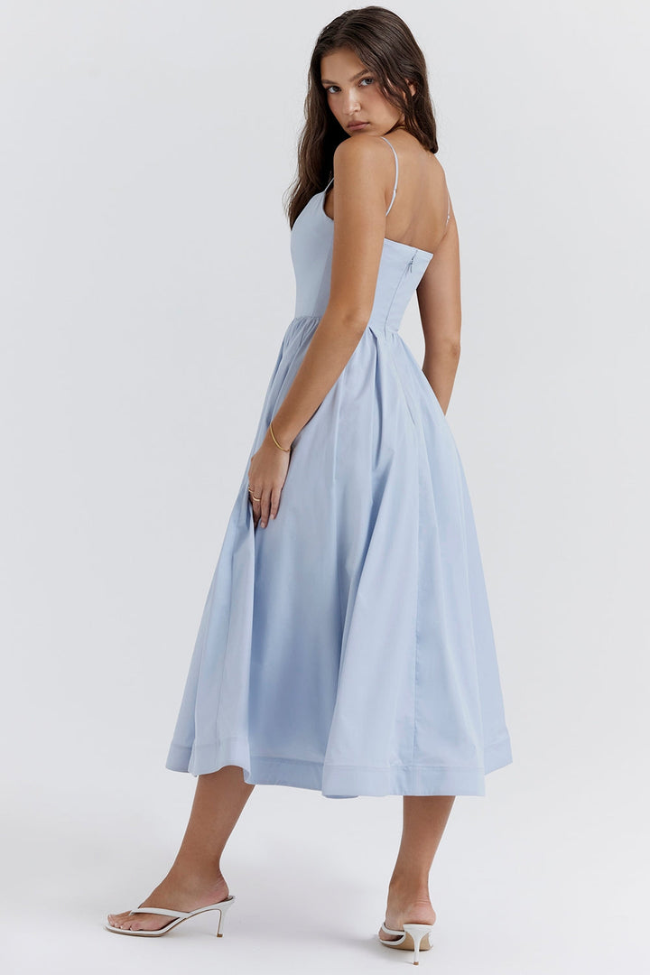 Robe midi femme avec décolleté droit et bretelles spaghetti, couture à la taille et jupe évasée