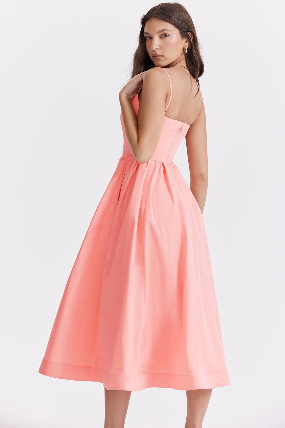 Robe midi femme avec décolleté droit et bretelles spaghetti, couture à la taille et jupe évasée