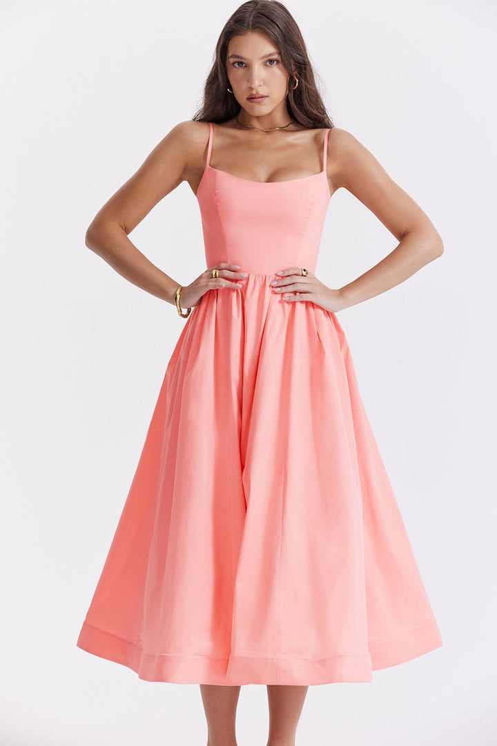 Robe midi femme avec décolleté droit et bretelles spaghetti, couture à la taille et jupe évasée