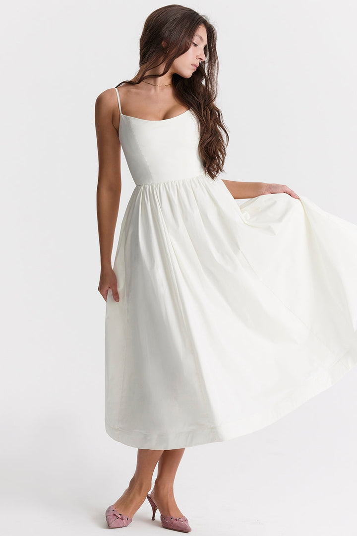 Robe midi femme avec décolleté droit et bretelles spaghetti, couture à la taille et jupe évasée