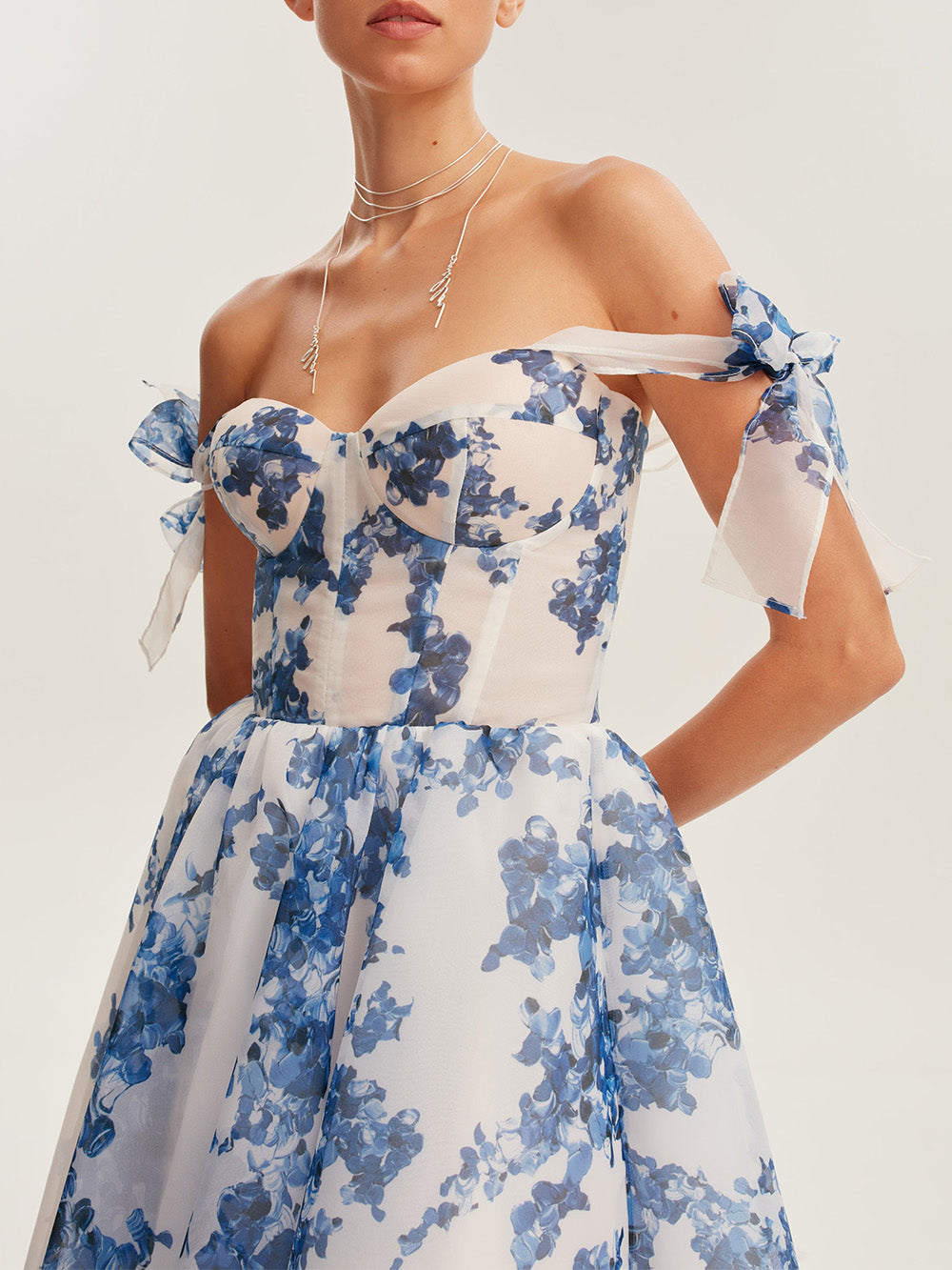 Robe midi femme avec décolleté en cœur et bretelles à nouer avec nœuds et motif floral