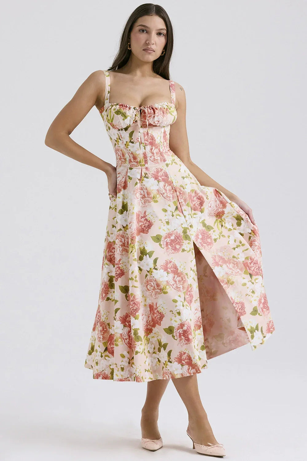Robe midi pour femmes avec décolleté en cœur et larges bretelles avec coutures décoratives sur le haut et motif floral