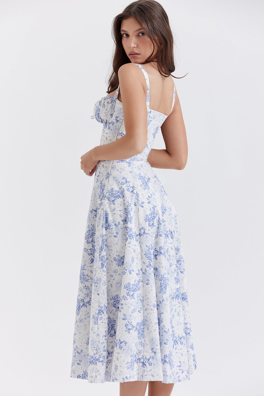 Robe midi pour femmes avec décolleté en cœur et larges bretelles avec coutures décoratives sur le haut et motif floral