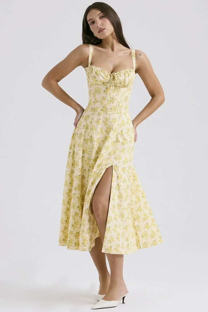 Robe midi pour femmes avec décolleté en cœur et larges bretelles avec coutures décoratives sur le haut et motif floral
