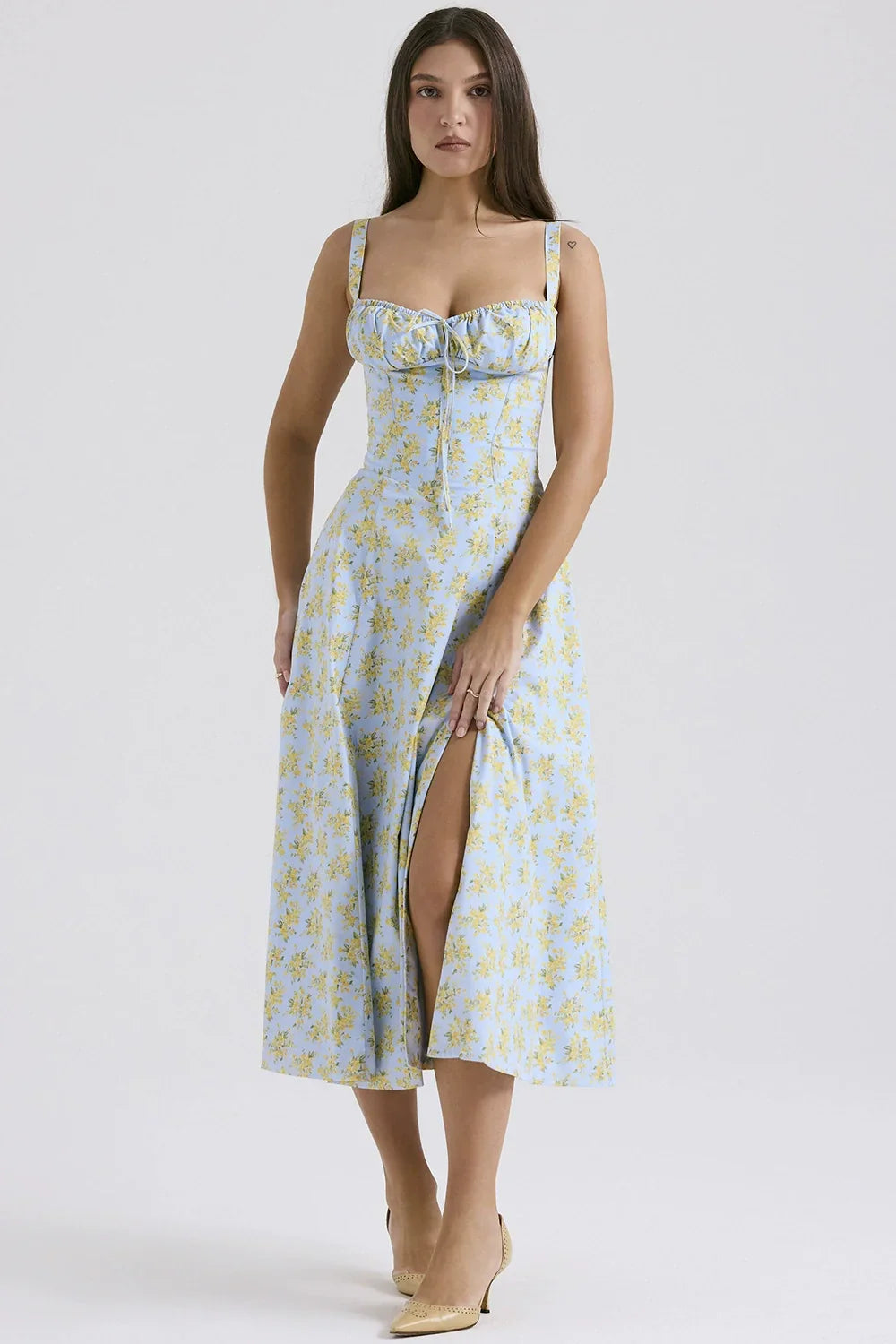 Robe midi pour femmes avec décolleté en cœur et larges bretelles avec coutures décoratives sur le haut et motif floral