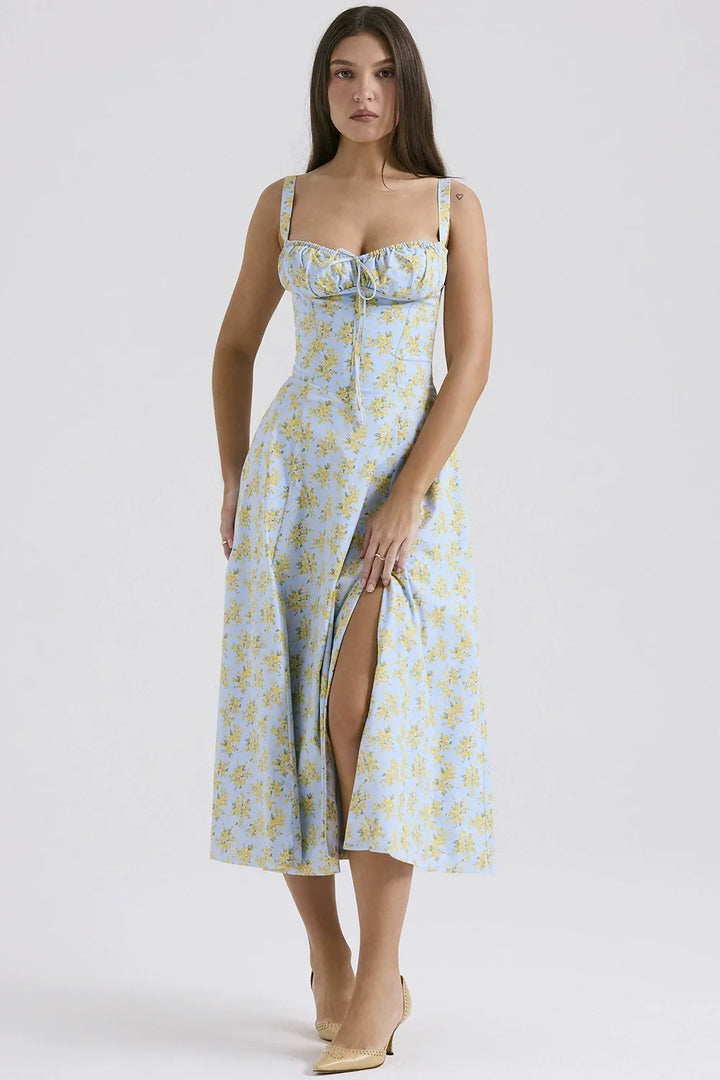 Robe midi pour femmes avec décolleté en cœur et larges bretelles avec coutures décoratives sur le haut et motif floral