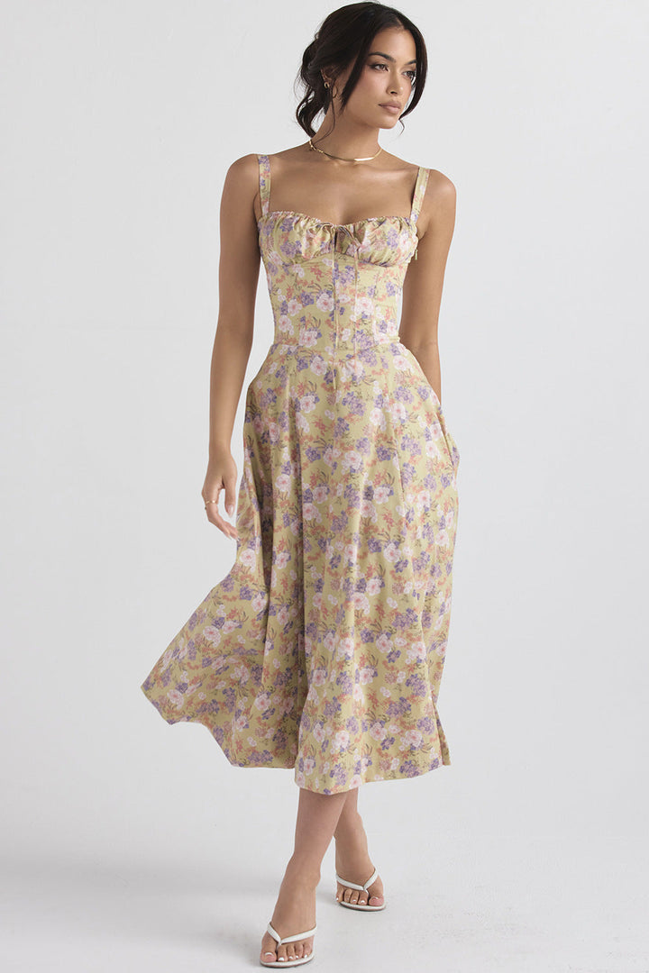 Robe midi pour femmes avec décolleté en cœur et larges bretelles avec coutures décoratives sur le haut et motif floral
