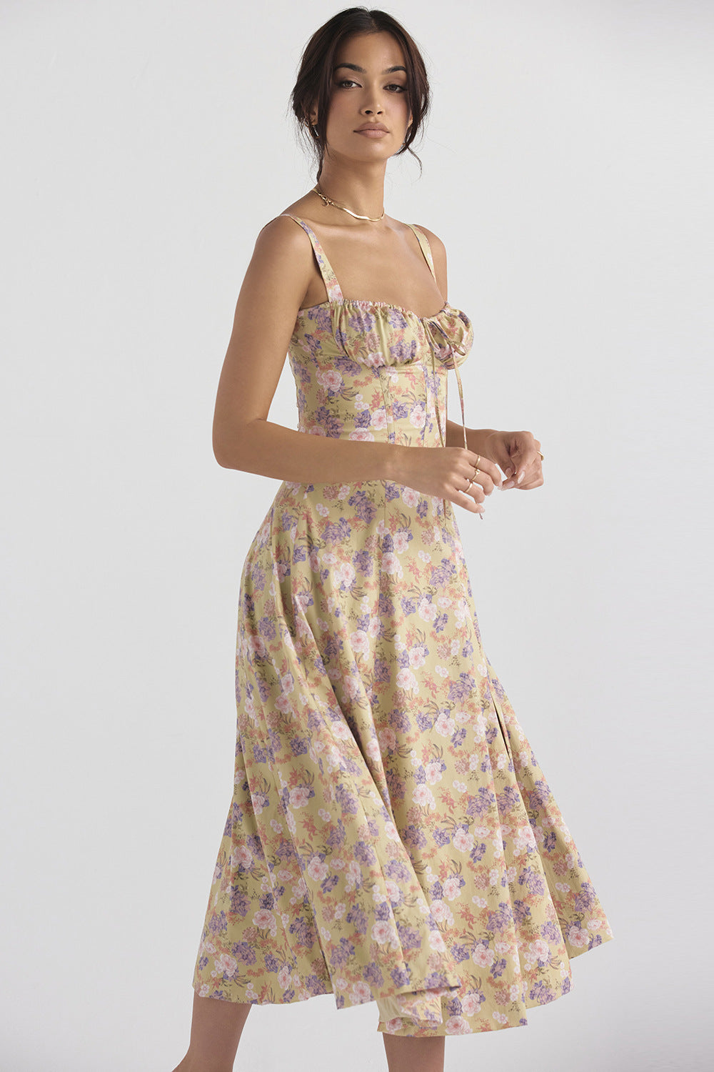 Robe midi pour femmes avec décolleté en cœur et larges bretelles avec coutures décoratives sur le haut et motif floral