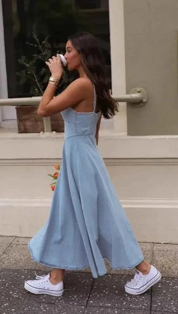 Robe midi pour femmes avec décolleté en cœur et bretelles spaghetti, avec coutures décoratives sur le haut et panneau froncé au dos