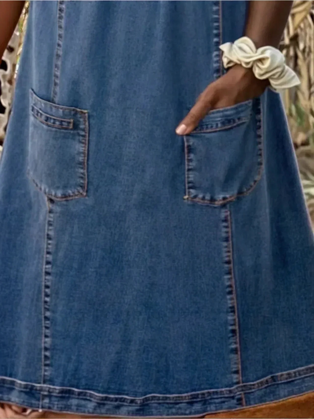 Robe midi pour femmes avec décolleté en V, manches courtes et poches plaquées