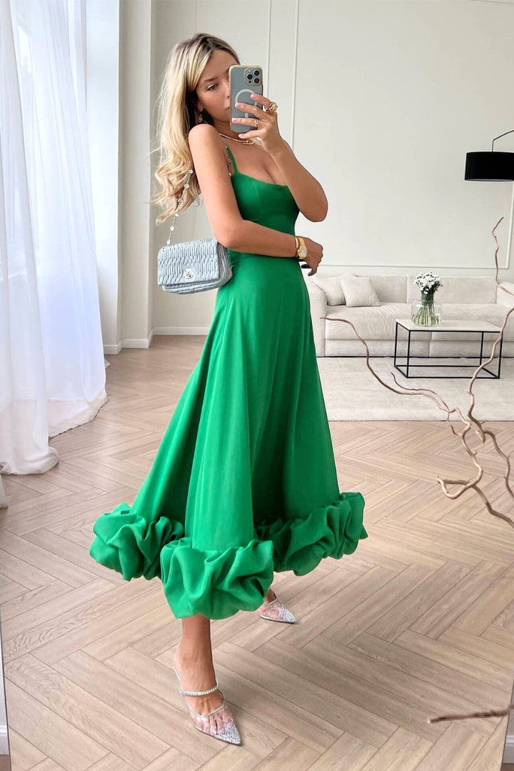 Robe midi pour dames avec bretelles spaghetti, encolure droite et ourlet en volants