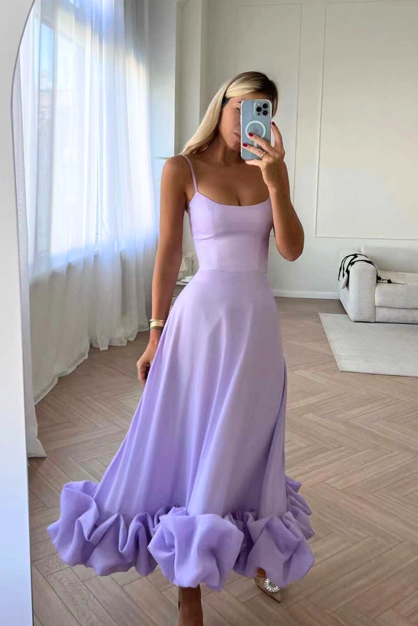 Robe midi pour dames avec bretelles spaghetti, encolure droite et ourlet en volants