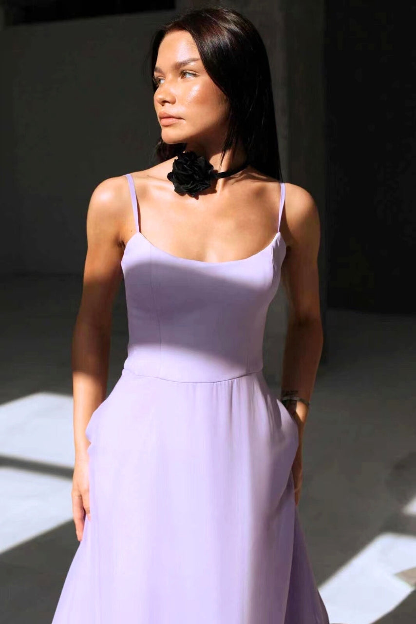 Robe midi pour dames avec bretelles spaghetti, encolure droite et ourlet en volants