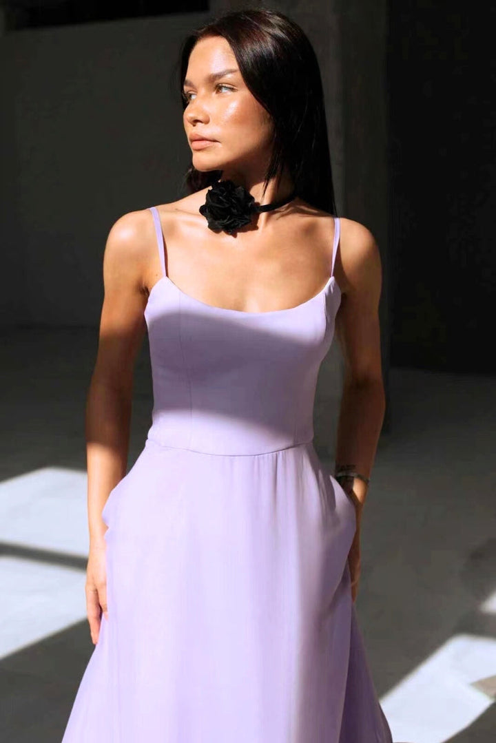 Robe midi pour dames avec bretelles spaghetti, encolure droite et ourlet en volants