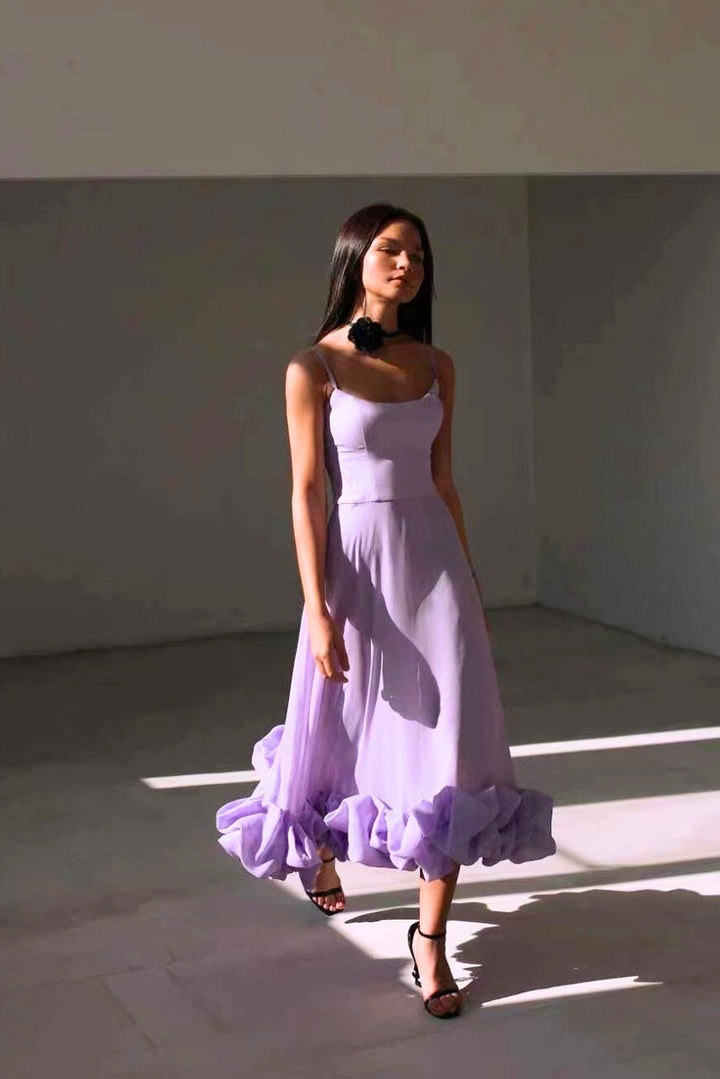 Robe midi pour dames avec bretelles spaghetti, encolure droite et ourlet en volants