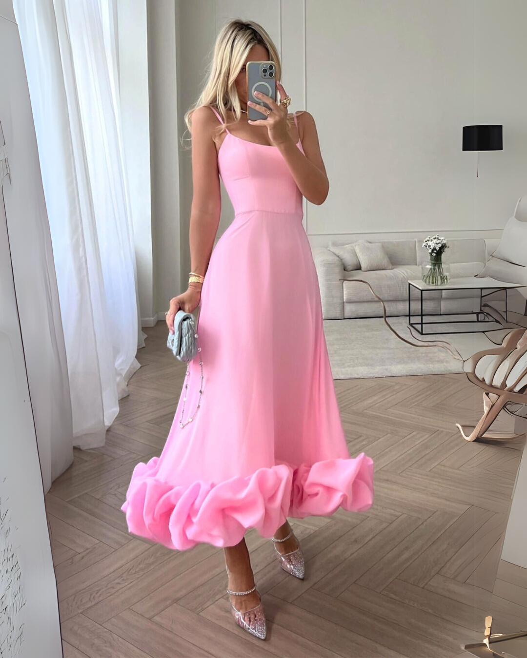 Robe midi pour dames avec bretelles spaghetti, encolure droite et ourlet en volants