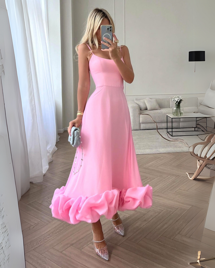 Robe midi pour dames avec bretelles spaghetti, encolure droite et ourlet en volants