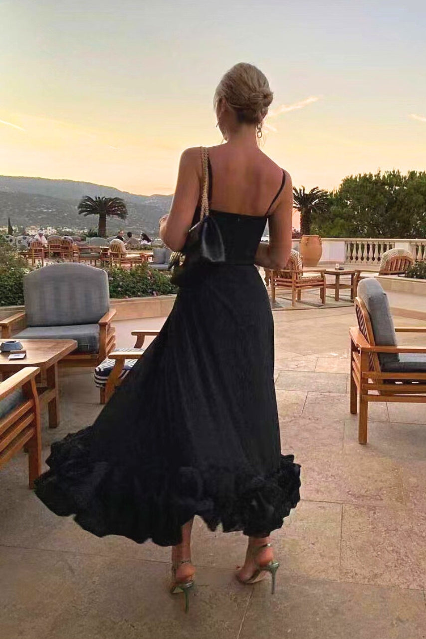 Robe midi pour dames avec bretelles spaghetti, encolure droite et ourlet en volants