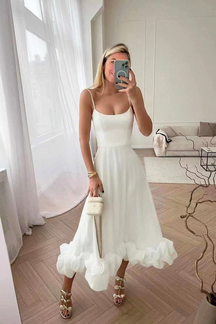 Robe midi pour dames avec bretelles spaghetti, encolure droite et ourlet en volants
