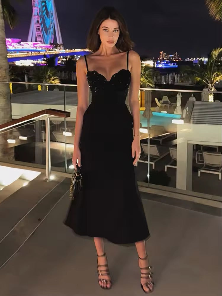 Robe midi femme avec bretelles spaghetti et décolleté en cœur orné de sequins sur le haut