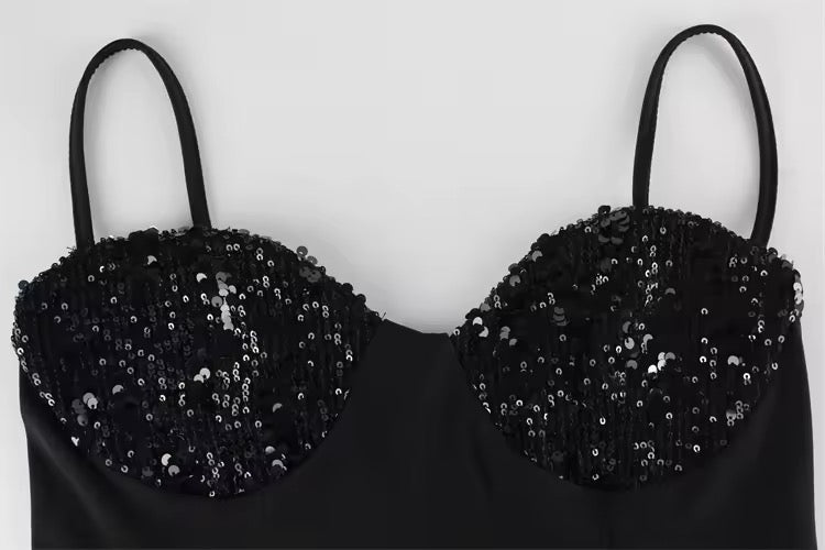 Robe midi femme avec bretelles spaghetti et décolleté en cœur orné de sequins sur le haut