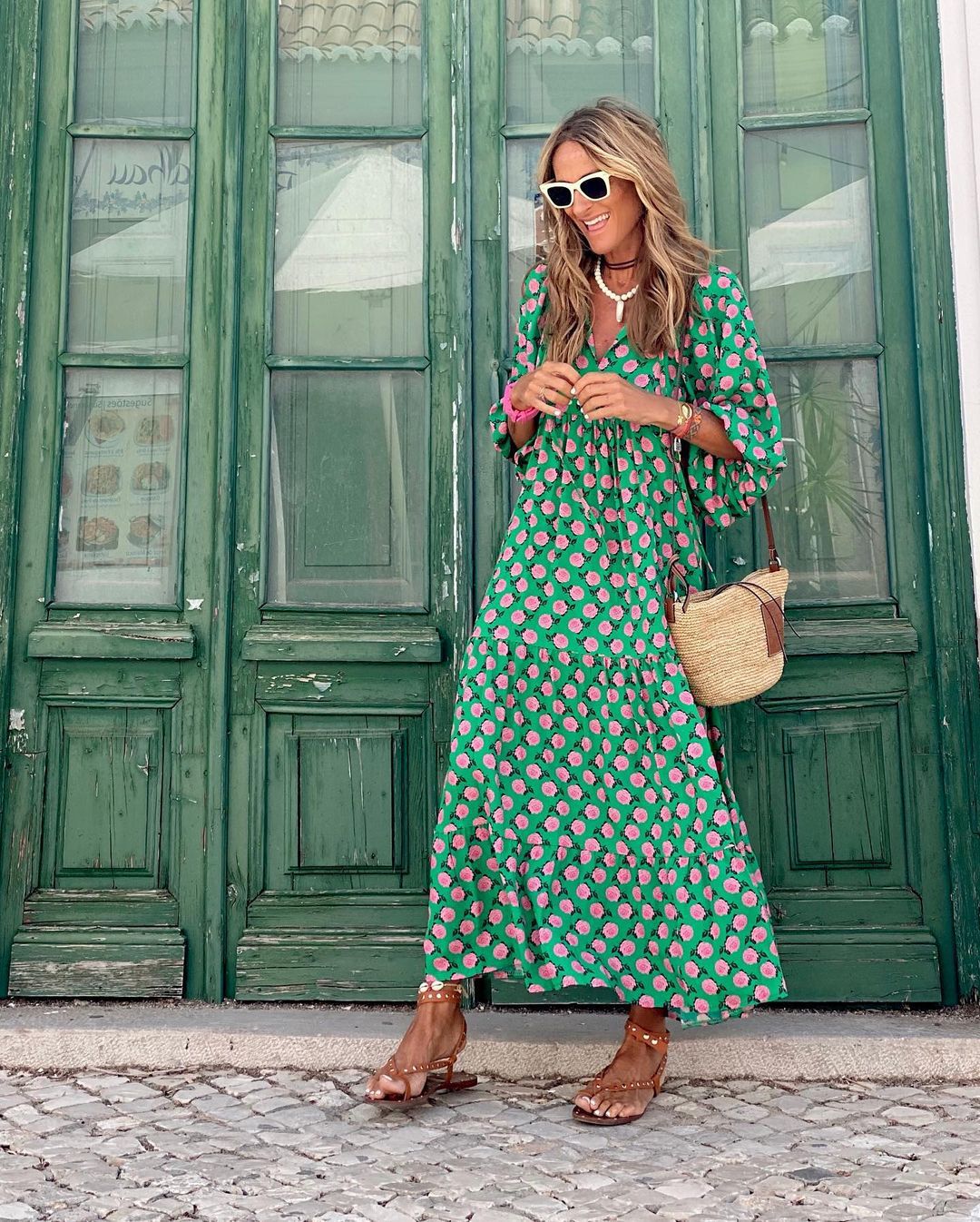 Robe midi femme avec décolleté en V, manches ballon, fronces et jupe à volants