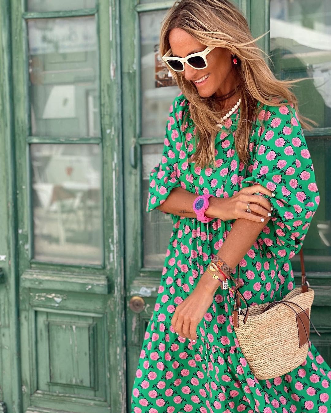 Robe midi femme avec décolleté en V, manches ballon, fronces et jupe à volants
