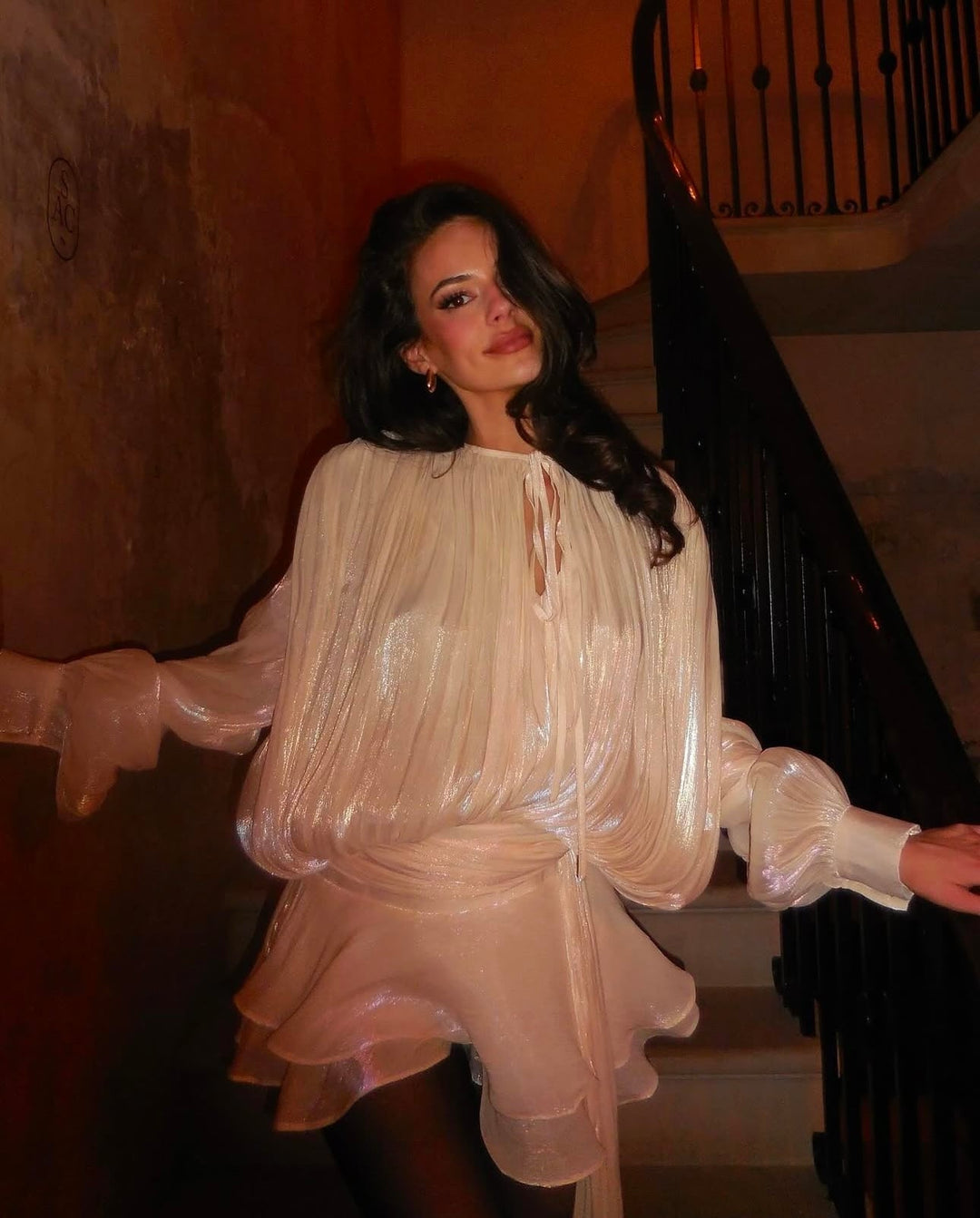 Robe mini femme avec décolleté à nouer, manches ballon, surface plissée et ourlet en couches