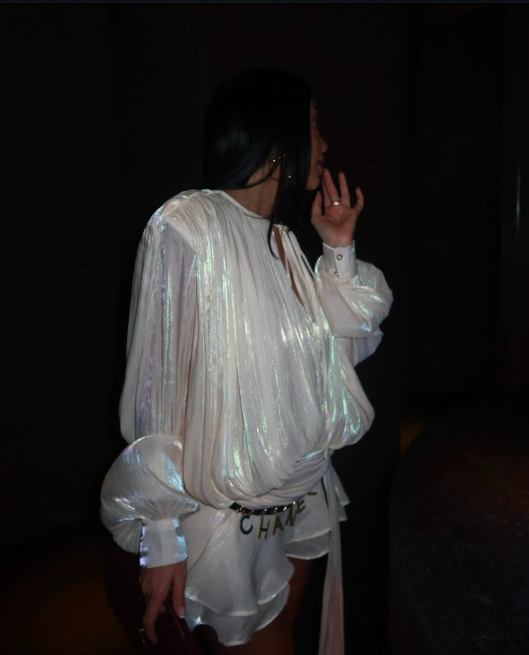 Robe mini femme avec décolleté à nouer, manches ballon, surface plissée et ourlet en couches