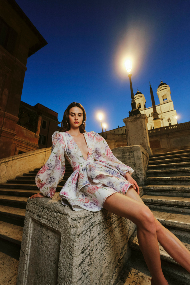 Robe courte pour femmes avec motif floral, décolleté en V profond, manches ballon et jupe à volants