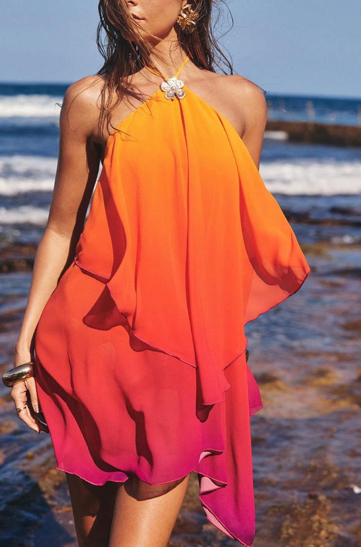 Robe mini femme avec bretelles halter et anneau en métal et couches asymétriques superposées
