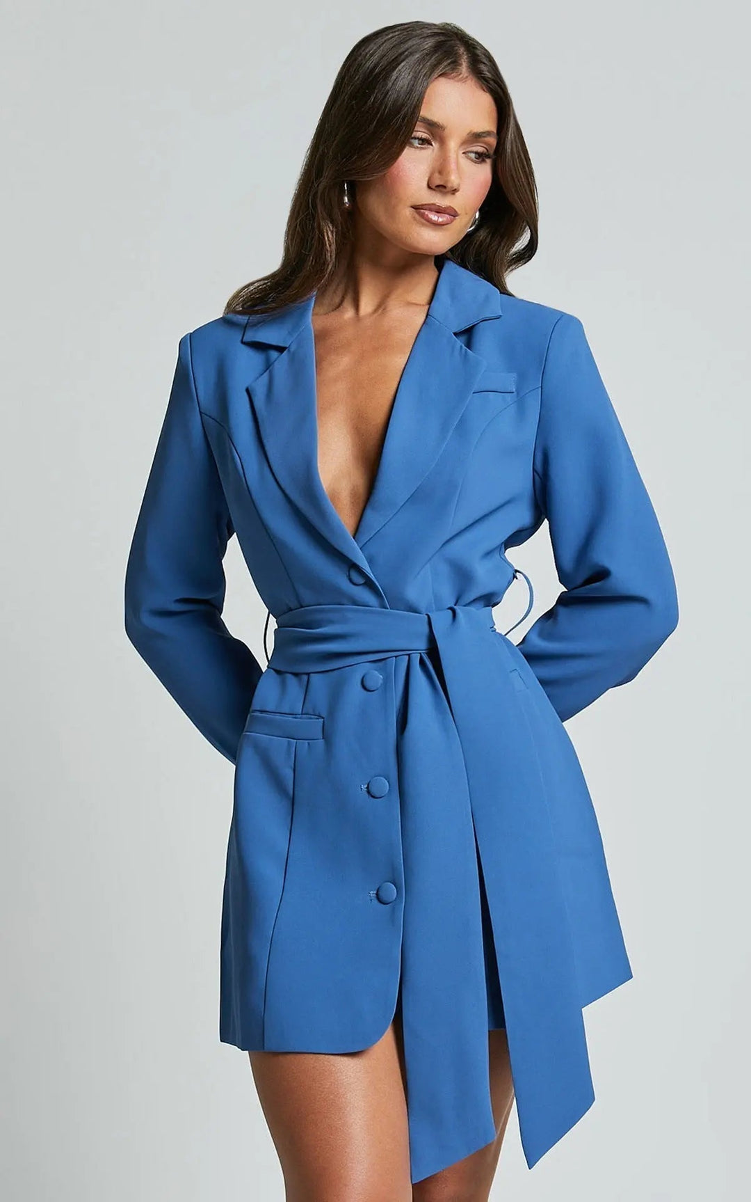 Robe mini femme avec col à revers, manches longues, fermeture à boutons et ceinture à nouer