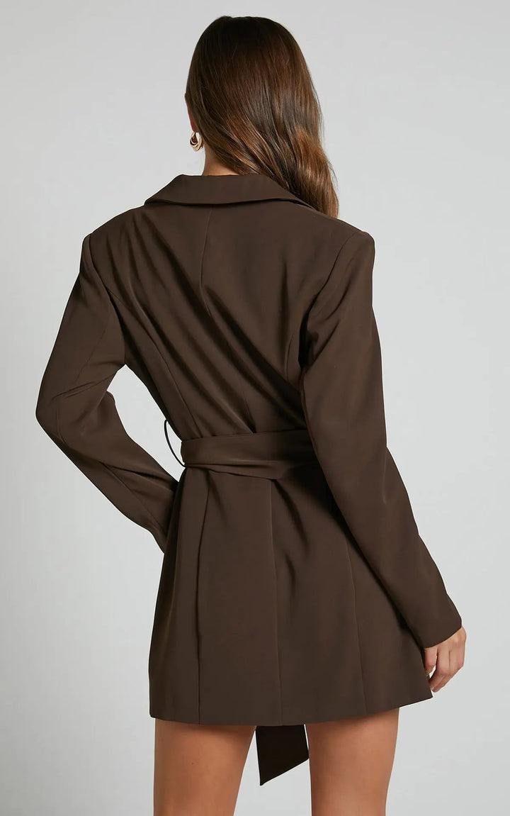Robe mini femme avec col à revers, manches longues, fermeture à boutons et ceinture à nouer