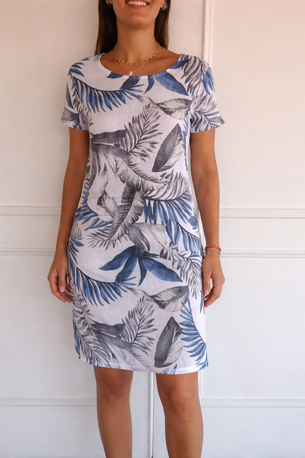 Robe mini pour femmes avec col rond, manches courtes et poches latérales, ourlet droit