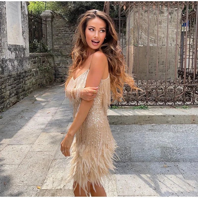 Robe mini femme avec bretelles spaghetti, décolleté en V, ornements en sequins et détails en plumes sur l'ourlet