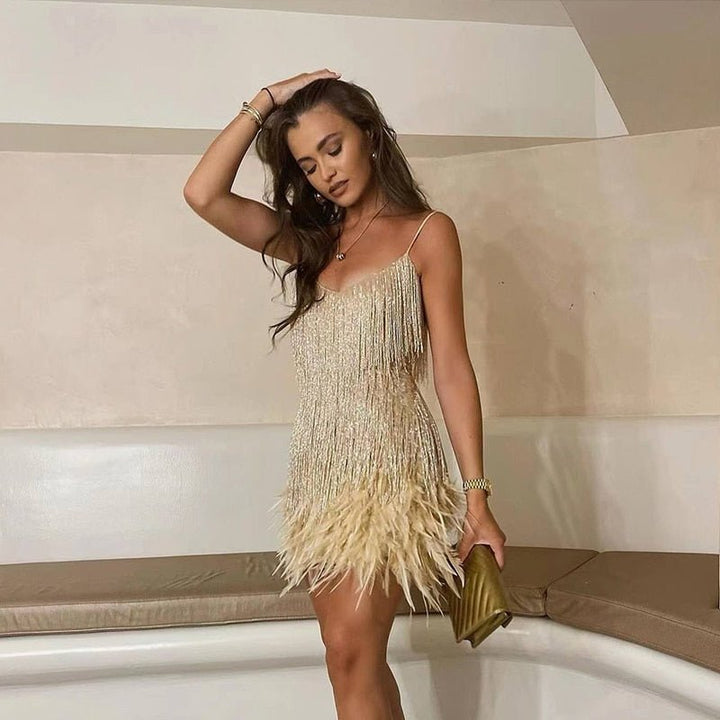 Robe mini femme avec bretelles spaghetti, décolleté en V, ornements en sequins et détails en plumes sur l'ourlet