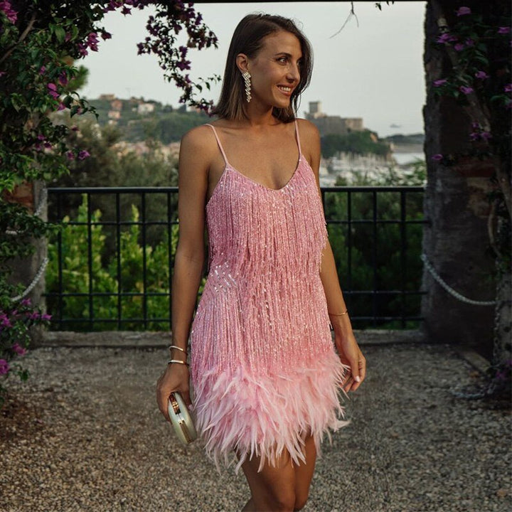 Robe mini femme avec bretelles spaghetti, décolleté en V, ornements en sequins et détails en plumes sur l'ourlet