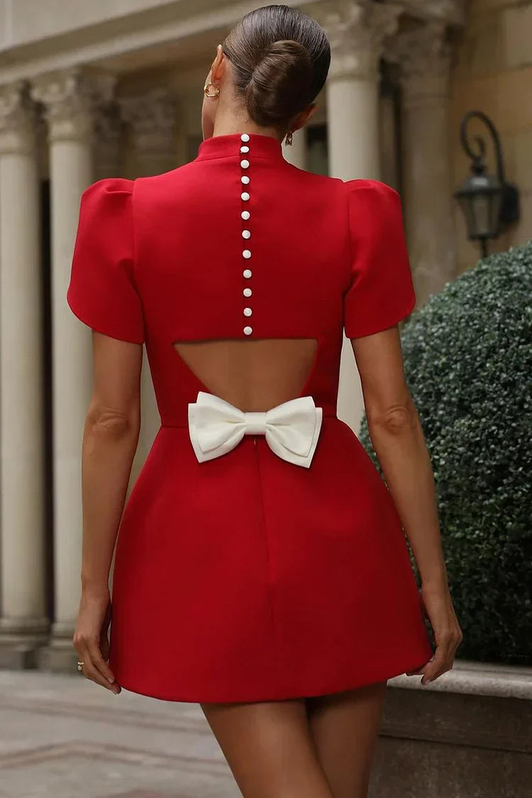 Robe courte pour femmes avec col montant, manches bouffantes courtes et couture de séparation visible