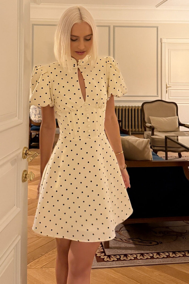 Robe mini pour femmes avec col montant, ouverture en forme de clé et manches bouffantes
