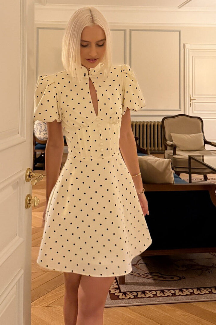 Robe mini pour femmes avec col montant, ouverture en forme de clé et manches bouffantes