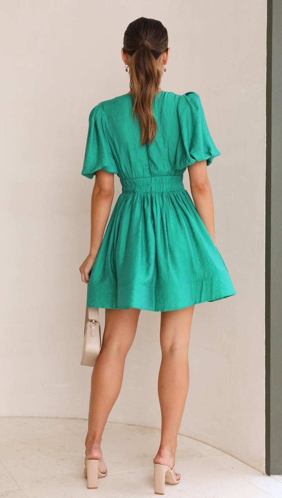 Robe mini pour femmes avec décolleté en V profond, manches bouffantes et taille froncée
