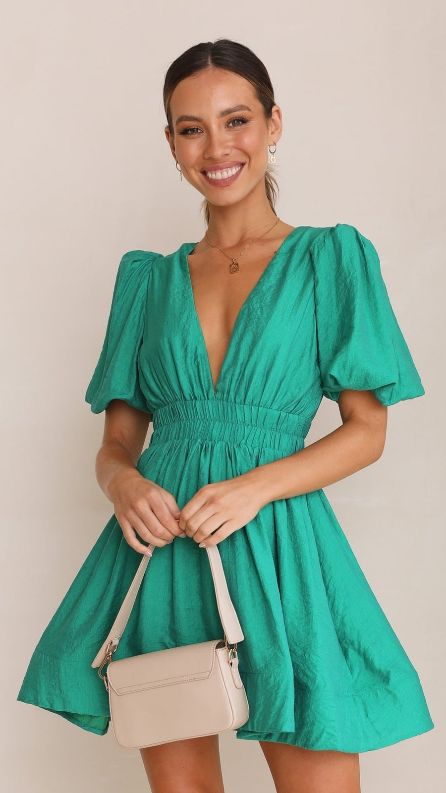 Robe mini pour femmes avec décolleté en V profond et manches bouffantes courtes