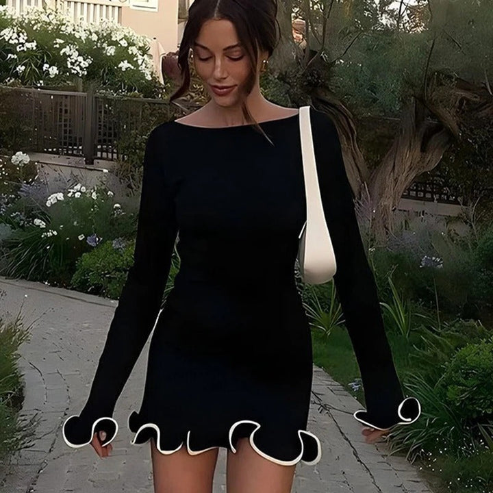 Robe mini pour femmes avec décolleté bateau, manches longues et ourlet à volants avec passepoil contrasté